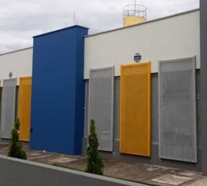 Chapas metálicas para portas de creche