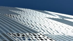 Fachada com tela metálica