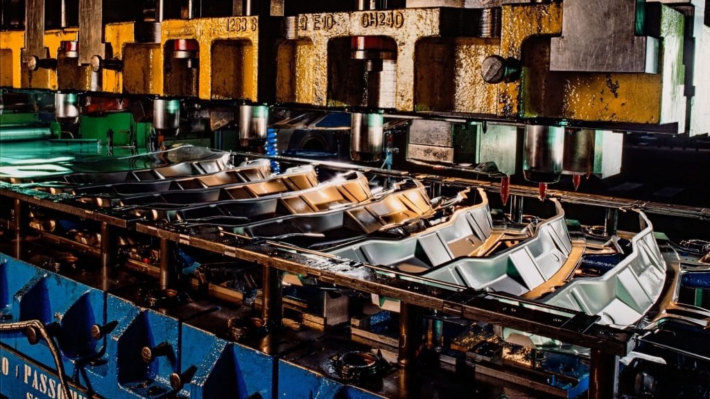 O que acontece com uma chapa metálica na estampagem profunda