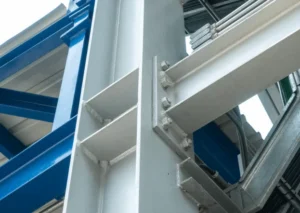 Vigas de aço em diferentes cores