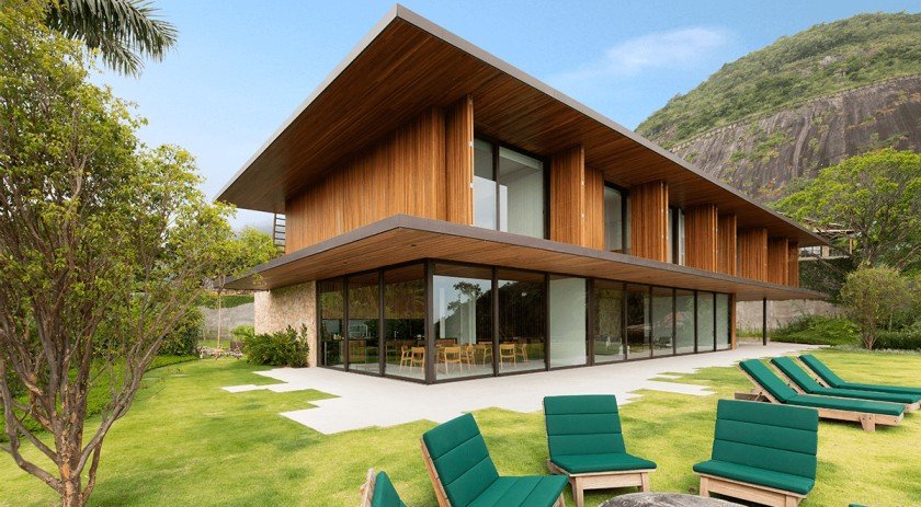 Exemplo de brise de alumínio amadeirado em casa de campo.