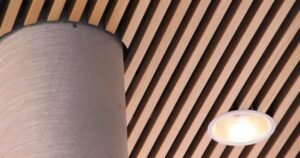 Forro ripado de madeira com metal