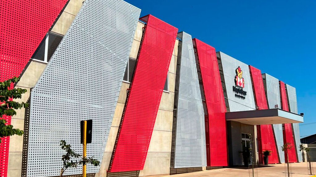 arquitetura industrial com fachada metálica